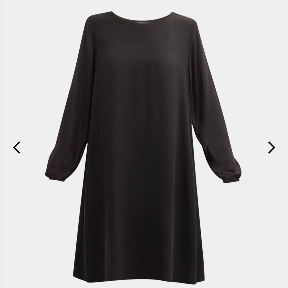 Eileen Fisher
Blouson-Sleeve Georgette Crepe Shift Dress. “Petit Large”.